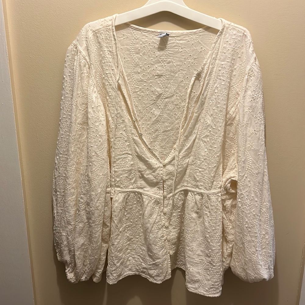 Old Navy eyelet shirt size XXL.